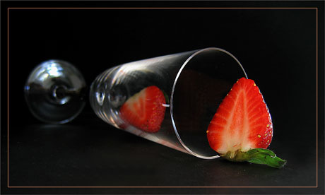 BLOG-IMG_0127-flûte renversée et 2 moitiés de fraise