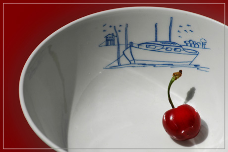 BLOG-DSC_2482-cerises dans coupelle pinasse fond rouge