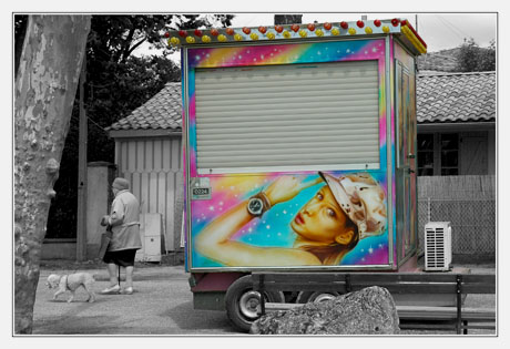 BLOG-DSC_2582-kiosque manège et dame au chien N&B couleur BLOG-DSC_2582-kiosque manège et dame au chien N&B couleur