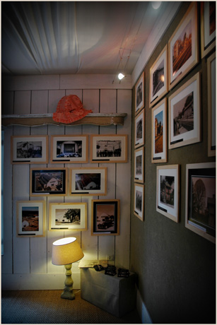 BLOG-DSC_2758-angle galerie, lampe jaune et coiffe arcachonnaise