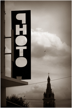 BLOG-DSC_2765-enseigne et clocher sépia + V