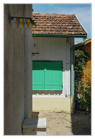 BLOG-DSC_2982-rec-pinces à linge et maison volets verts