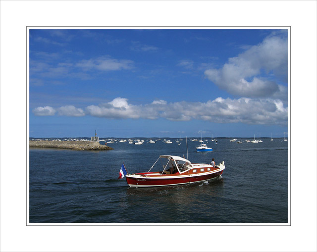 BLOG-IMG_0251- pinasse rouge sortant du port