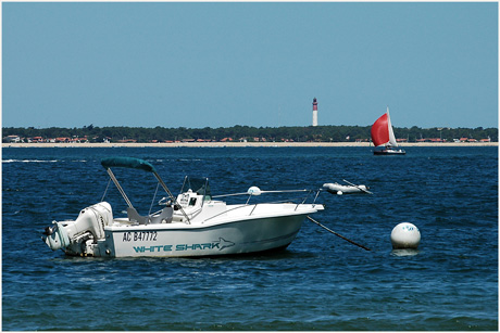 BLOG-DSC_3533-hors-bord, voilier spi rouge et phare Cap-Ferret BLOG-DSC_3533-hors-bord, voilier spi rouge et phare Cap-Ferret