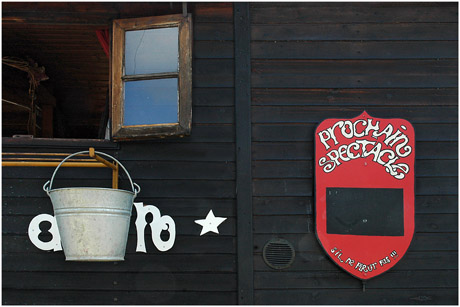 BLOG-DSC_3634 seau à la fenêtre de roulotte