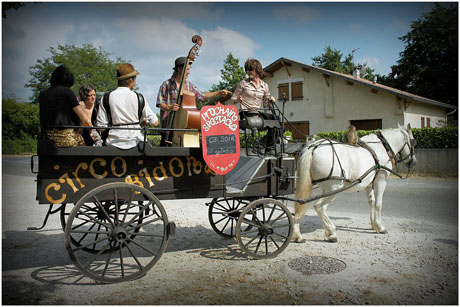 BLOG-DSC_3635-troupe circo Bidone sur charette