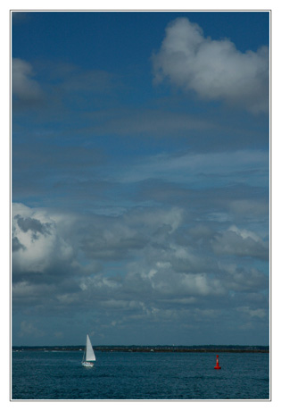 BLOG-DSC_4463-voilier bouée rouge et nuages