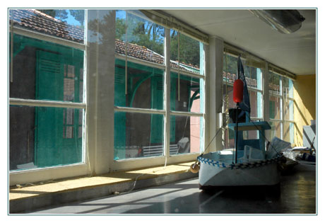 BLOG-DSC_4505-maquette derrière vitres cabane l'Herbe