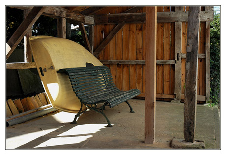 BLOG-DSC_4908-banc et bateau sous auvent Piraillan