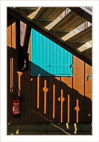 BLOG-DSC_1915-extinxteur, fenêtre et ombre escalier