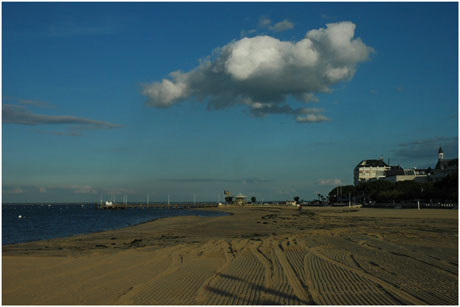 BLOG-DSC_5515-nuage sur plage et jetée Eyrac