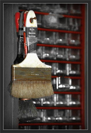 BLOG-DSC_5924-pinceaux et casiers N&B rouge