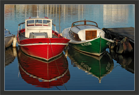 BLOG-DSC_6274-pinasse verte et bateau rouge face