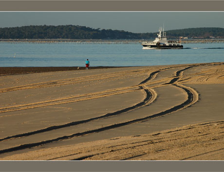 BLOG-DSC_6767-plage Péreire, promeneur, bateau et presqu'île