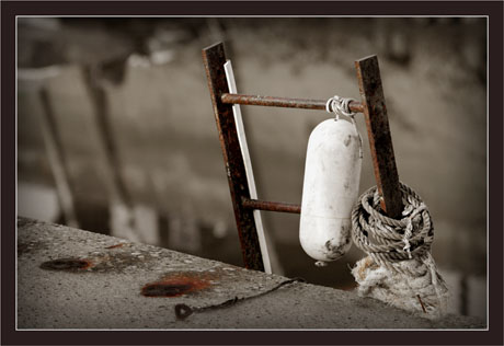 BLOG-DSC_6884-échelle et bouée à quai rouille sépia +V