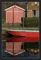 BLOG-DSC_7204-reflet 50 50 cabanes et barque rouge