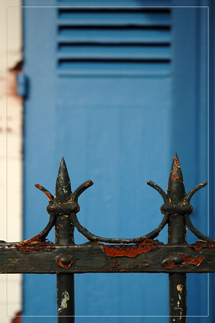 BLOG-DSC_7250-grille et volet bleu