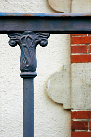 BLOG-DSC_7258-grille bleu et pilier brique