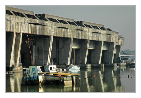 BLOG-DSC_7292-épave peinte devant base SM