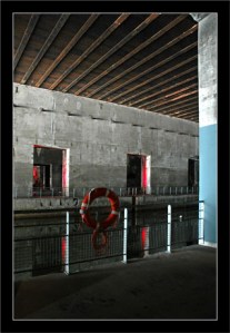 BLOG-DSC_7364-Pilier bleu, bouée, plafond base SM