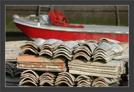 BLOG-DSC_7430-tuiles chaulées et bateau rouge Arès