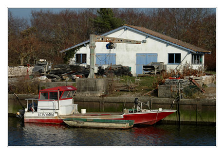 BLOG-DSC_7432-bateaux à quai et cabane Arès