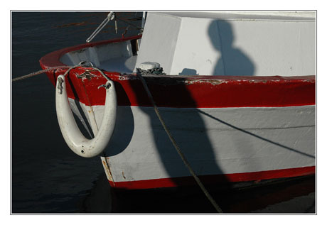 BLOG-DSC_7504-ombre gamin bateau rouge blanc