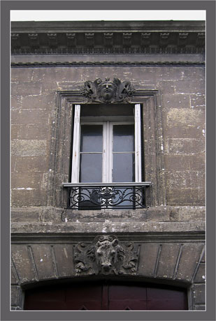 BLOG-IMG_1224-tête de cheval et mascaron fenêtre