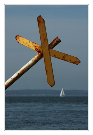 BLOG-DSC_8003-balise jaune et voilier