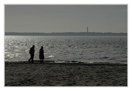 BLOG-DSC_8012-contrejour promeneurs et phare CF