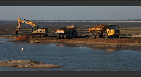 BLOG-DSC_8165-engins chantier chenal Canal Larros