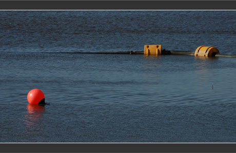BLOG-DSC_8169-bouée rouge et conduit évacuation sédiments BLOG-DSC_8169-bouée rouge et conduit évacuation sédiments