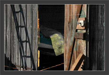 BLOG-DSC_8415-ombre échelle et bateau dans cabane