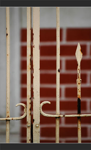 BLOG-DSC_9621-grille et mur brique