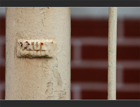 BLOG-DSC_9629-grille Paul porche briques