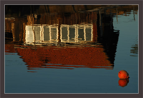 BLOG-DSC_6312-bouée et reflet cabane