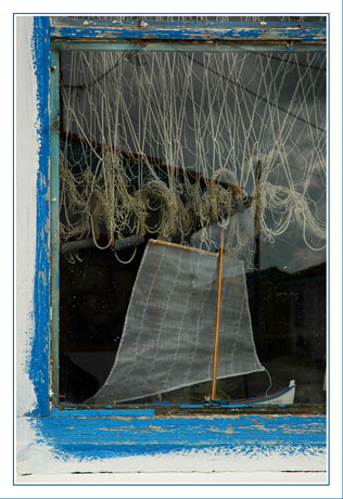 BLOG-DSC_7977-vitrine petit bateau et reflet port Andernos