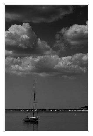 BLOG-DSC_9759-bateau nuages Taussat N&B