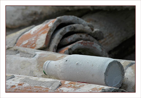 BLOG-DSC_0352-tuiles et bouteille chaulées