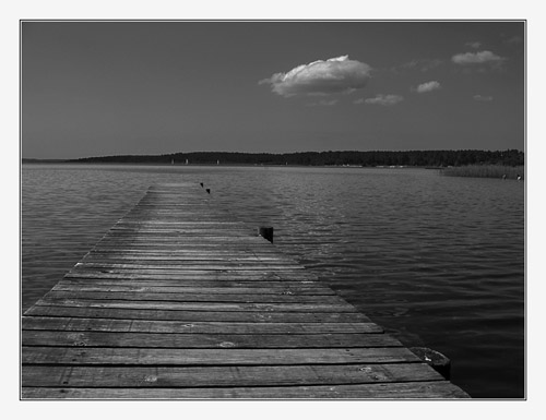 BLOG-IMG_1378-ponton et nuage lac Sanguinet N&B