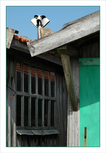 BLOG-DSC_0853-volet vert fenêtre et cheminée Larros plein Ouest