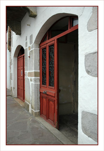 BLOG-DSC_0931-portes rouges Aïnhoa
