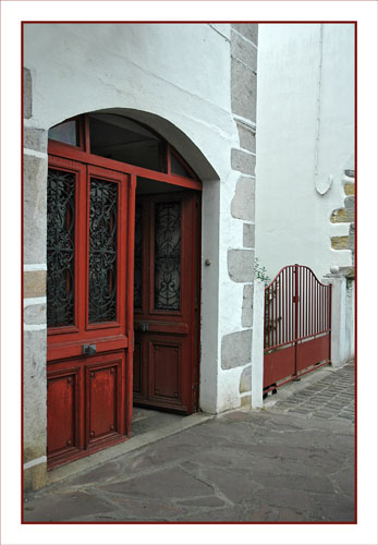 BLOG-DSC_0932-porte et portail rouges Aïnhoa