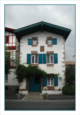 BLOG-DSC_0938-maison Aïnhoa volets bleus