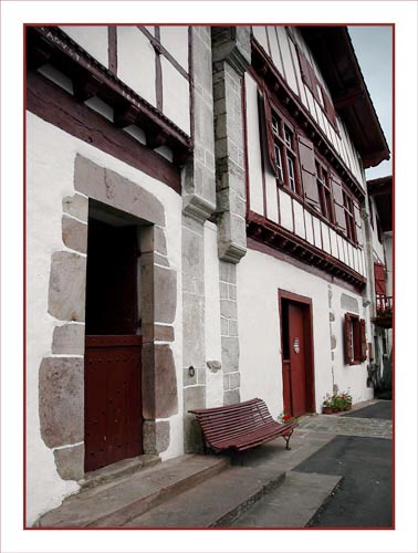 BLOG-DSC_0939-porte, banc et façades Aïnhoa