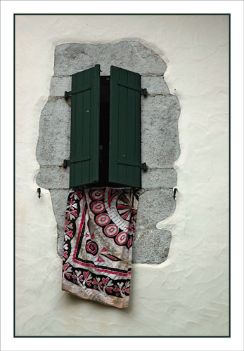 BLOG-DSC_0952-drap fenêtre Aïnhoa