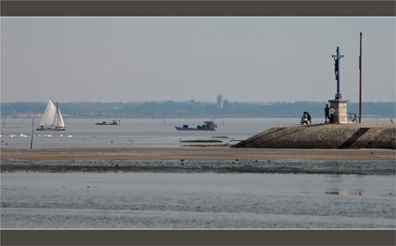 BLOG-DSC_1458-jetée Larros, voilier et plates, Audenge