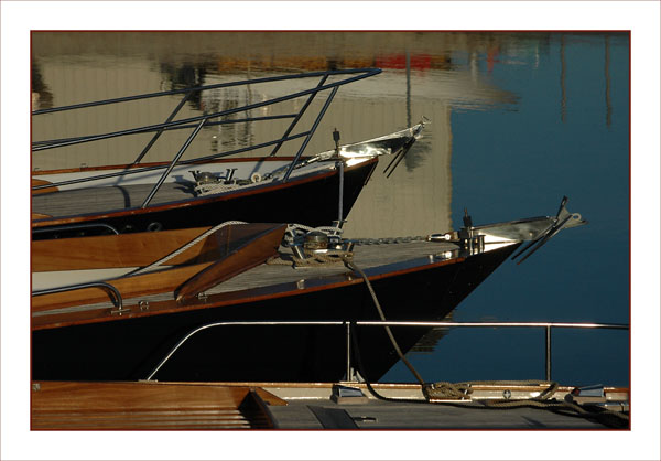 BLOG-DSC_2471-proues et reflet hangar port Larros