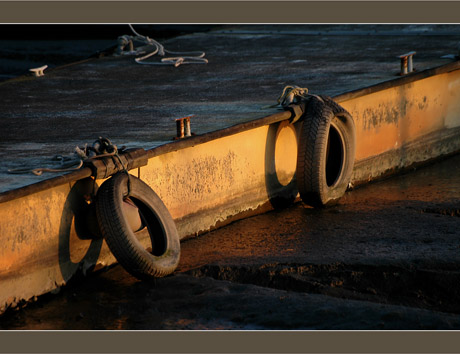 BLOG-DSC_6523-ponton jaune et pneus