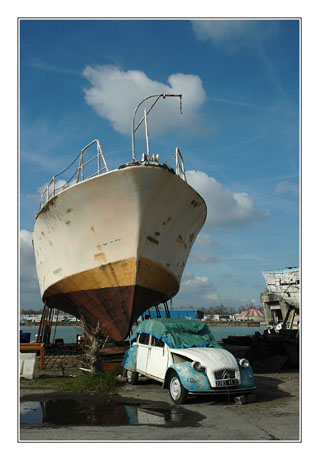 BLOG-DSC_7329-vieille coque et 2CV quai base SM